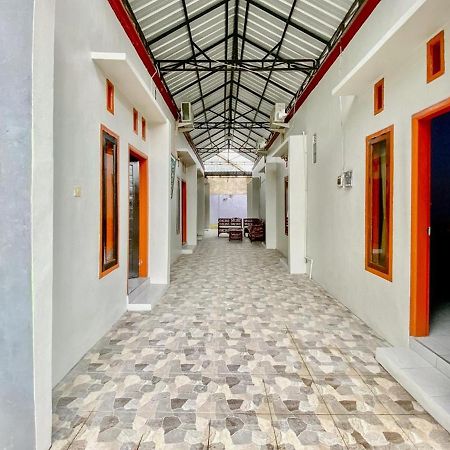 Griya Asri Syariah Mitra Reddoorz 호텔 Rogojampi 외부 사진