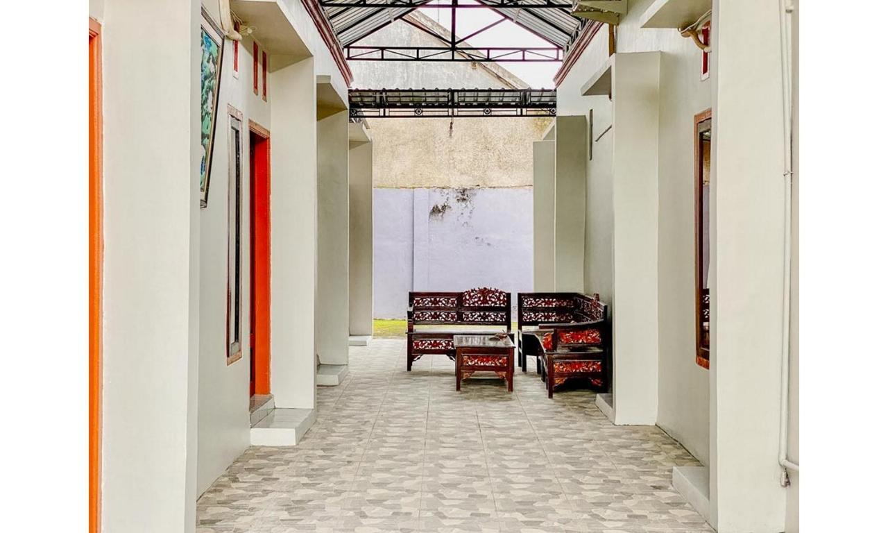 Griya Asri Syariah Mitra Reddoorz 호텔 Rogojampi 외부 사진