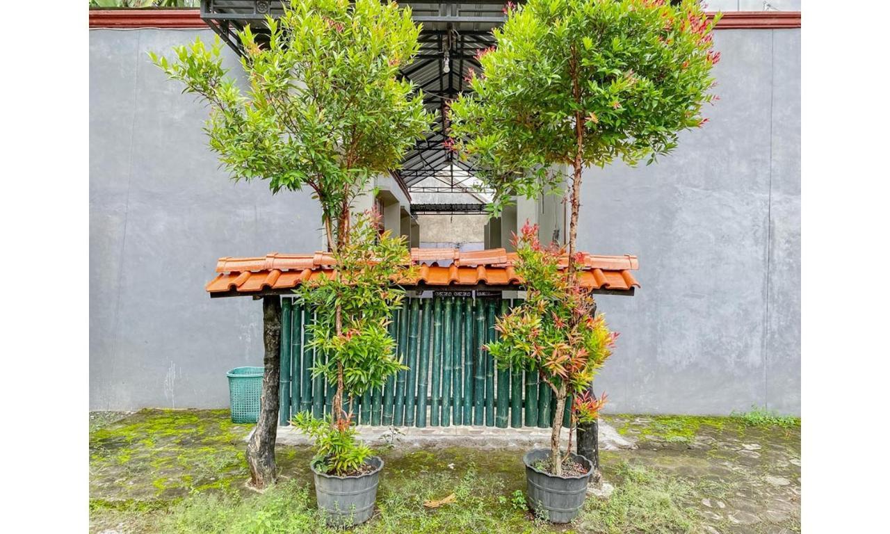 Griya Asri Syariah Mitra Reddoorz 호텔 Rogojampi 외부 사진