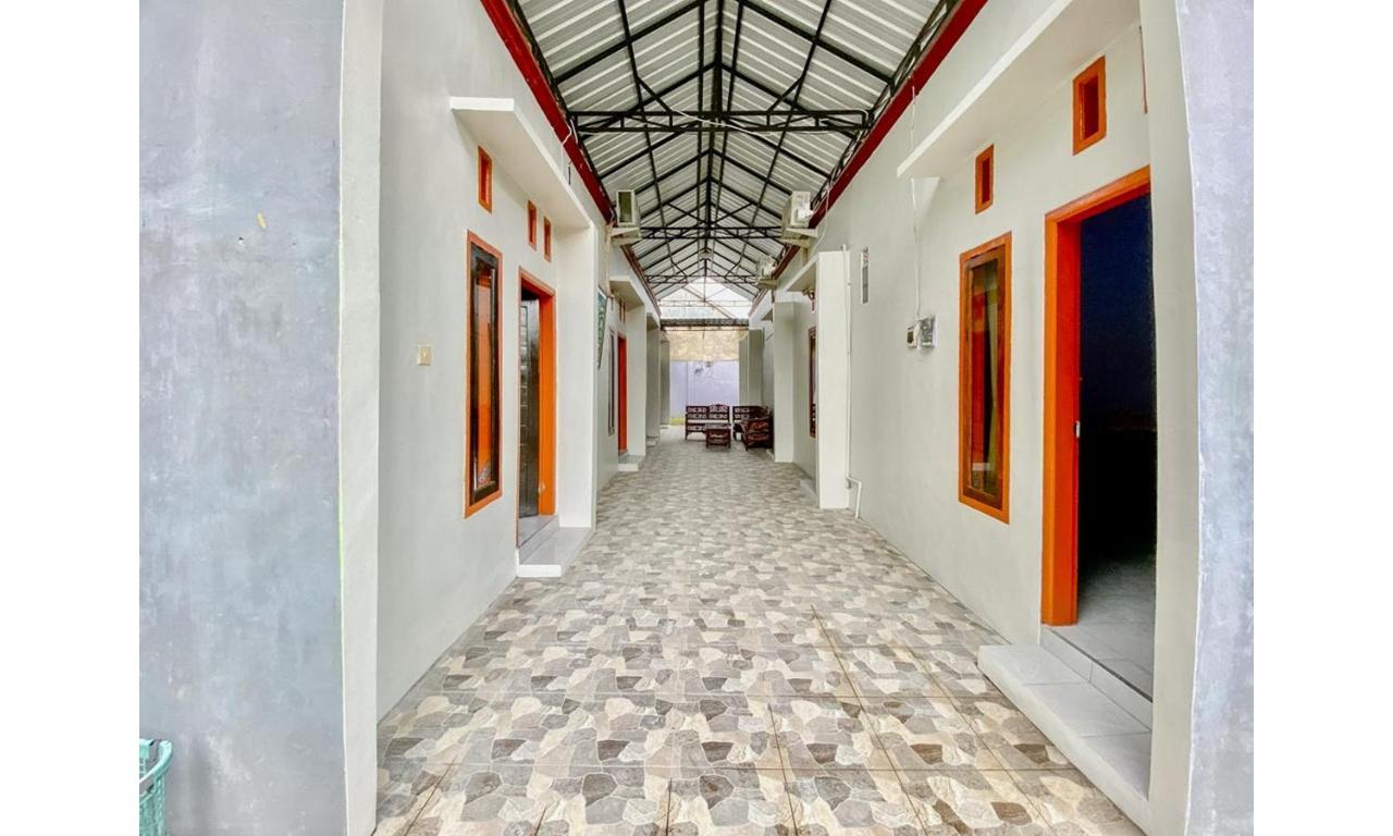 Griya Asri Syariah Mitra Reddoorz 호텔 Rogojampi 외부 사진