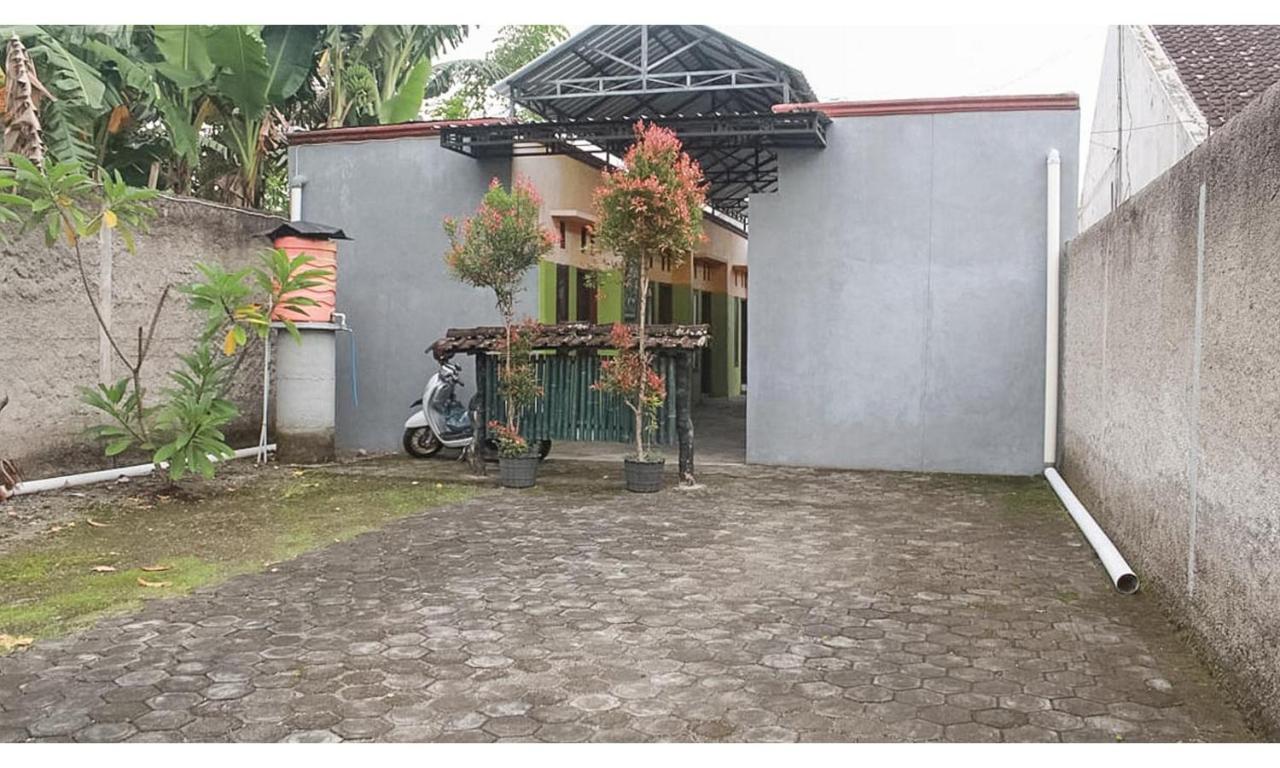 Griya Asri Syariah Mitra Reddoorz 호텔 Rogojampi 외부 사진