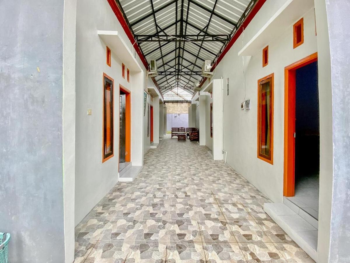 Griya Asri Syariah Mitra Reddoorz 호텔 Rogojampi 외부 사진